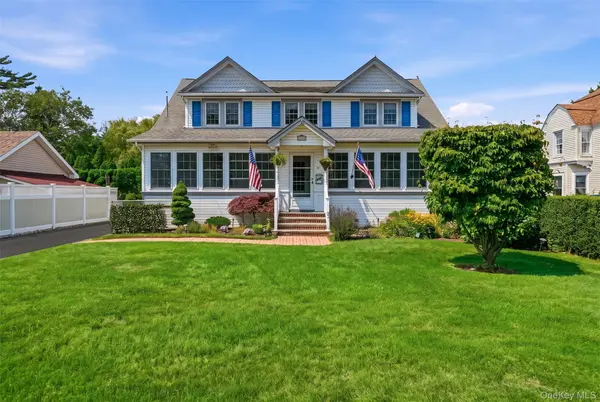 11 Hampton ST, Sayville, NY 11782