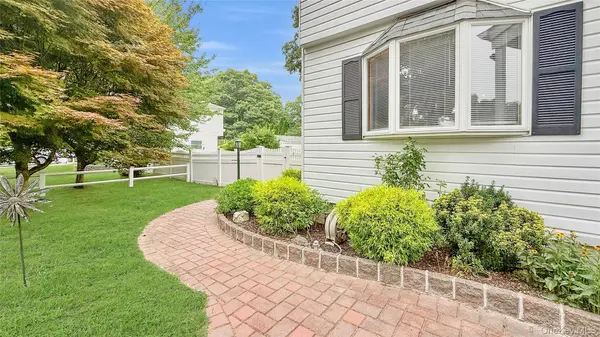 37 Hampton AVE, Mastic, NY 11950