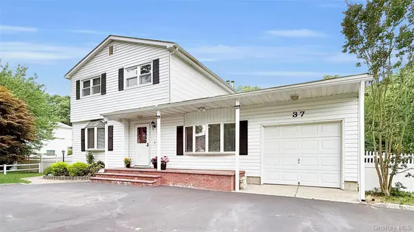37 Hampton AVE, Mastic, NY 11950