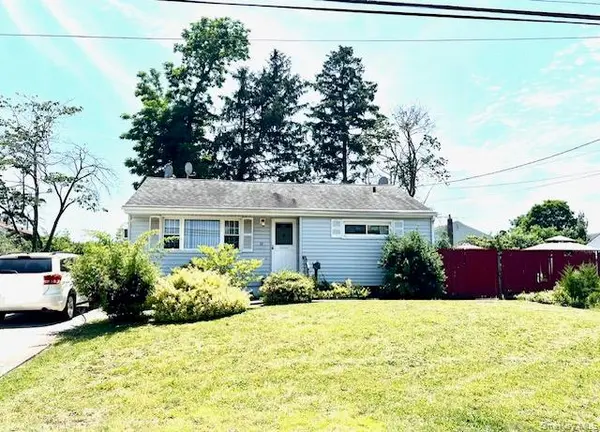 32 Cypress ST, Central Islip, NY 11722