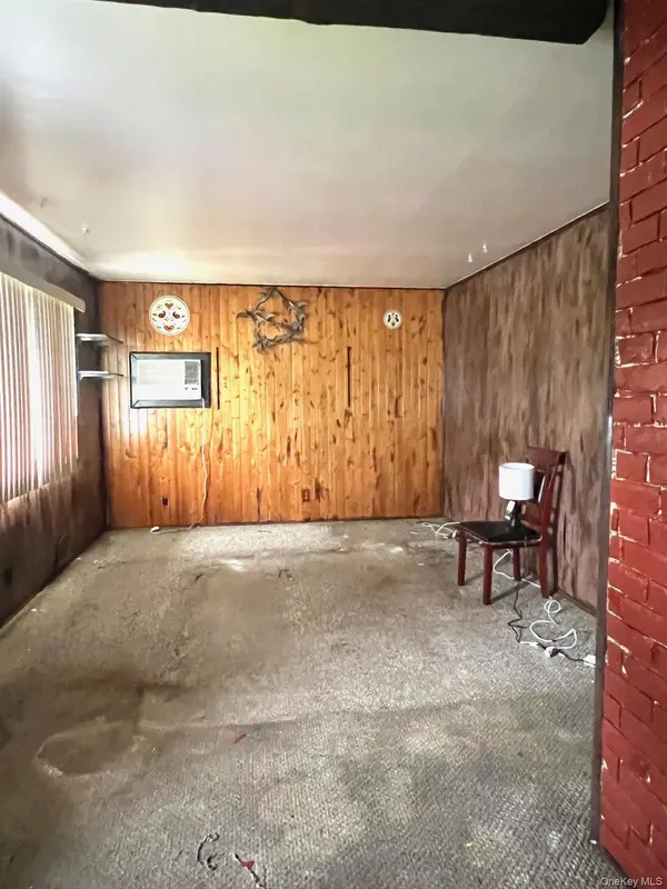 32 Cypress ST, Central Islip, NY 11722