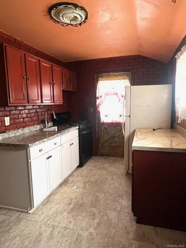 32 Cypress ST, Central Islip, NY 11722