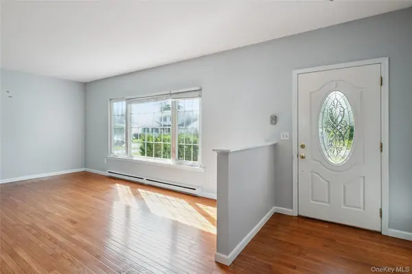 17 Parr DR, Ronkonkoma, NY 11779
