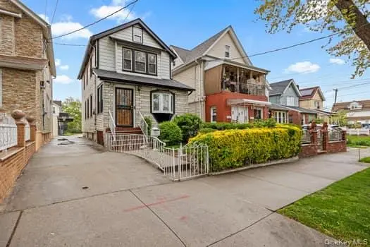 10257 189th ST, Hollis, NY 11423