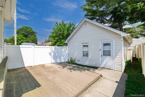 59 Hampton RD, Lynbrook, NY 11563