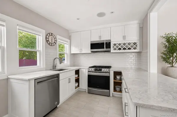 16 Marlboro PL, Bellmore, NY 11710