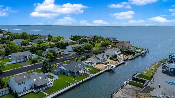 31 Shore DR, Copiague, NY 11726