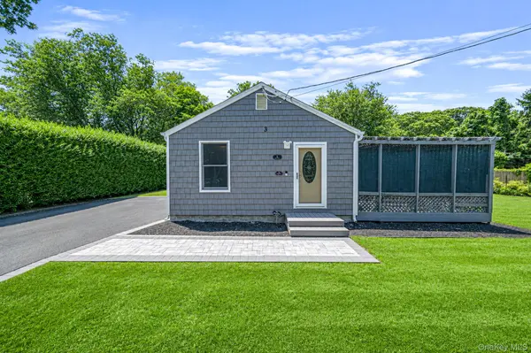 3 Bay LN, Brookhaven, NY 11719