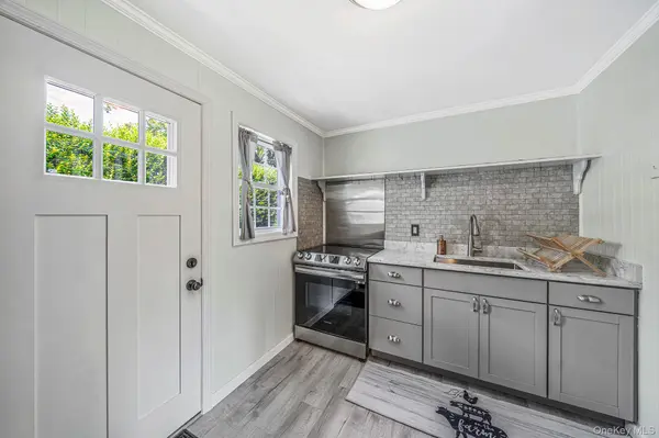 3 Bay LN, Brookhaven, NY 11719