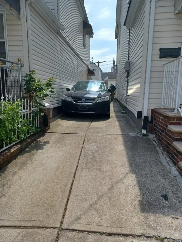 90-02 202nd ST, Hollis, NY 11423
