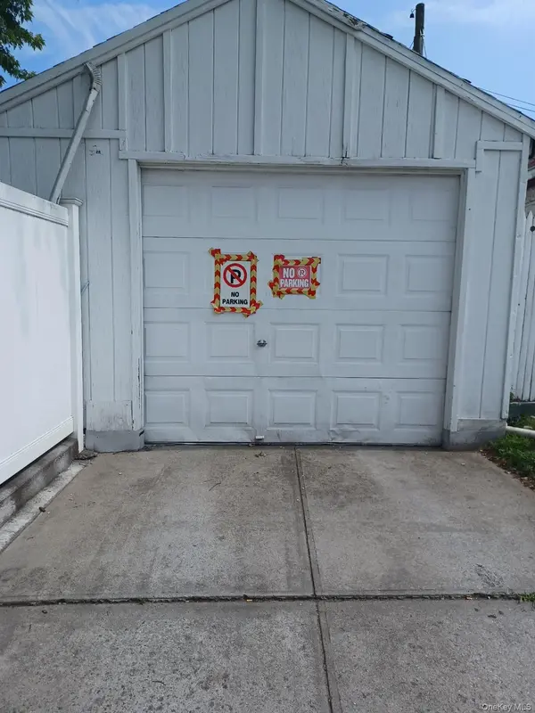 90-02 202nd ST, Hollis, NY 11423