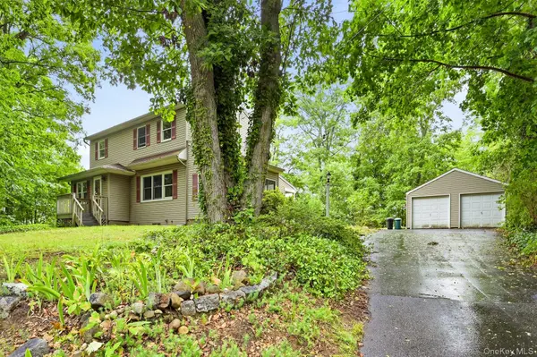 62 Woodhull PL, Northport, NY 11768