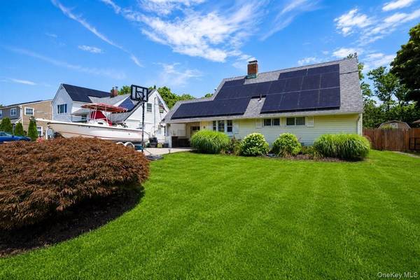 9 Skimmer LN, Levittown, NY 11756