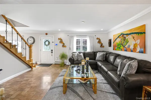 28 Crabtree LN, Levittown, NY 11756