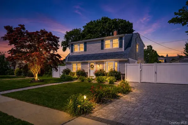28 Crabtree LN, Levittown, NY 11756