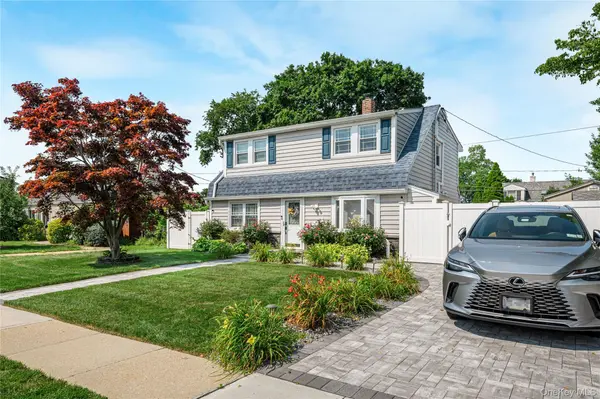 28 Crabtree LN, Levittown, NY 11756