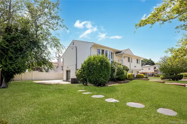 900 Flanders DR, North Woodmere, NY 11581