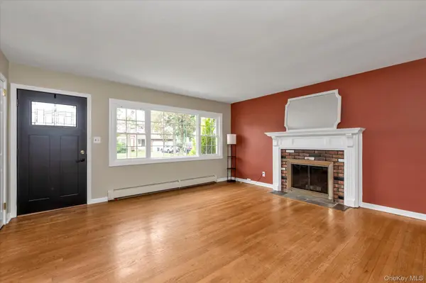 16 Verleye AVE, East Northport, NY 11731