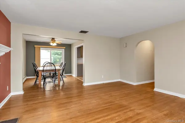 16 Verleye AVE, East Northport, NY 11731