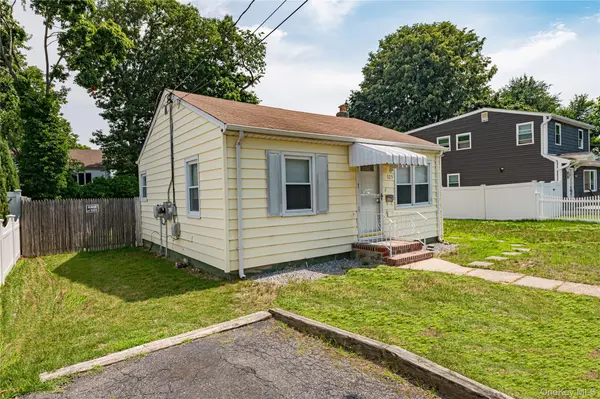 123 Cherubina LN, North Babylon, NY 11703