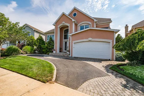 37 Crescent Cove CIR, Seaford, NY 11783