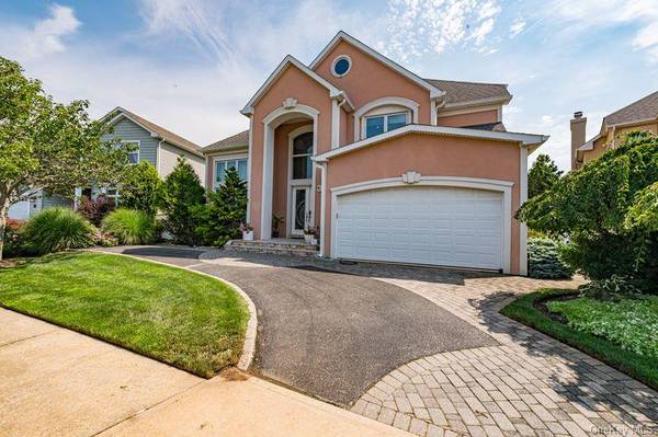 37 Crescent Cove CIR, Seaford, NY 11783