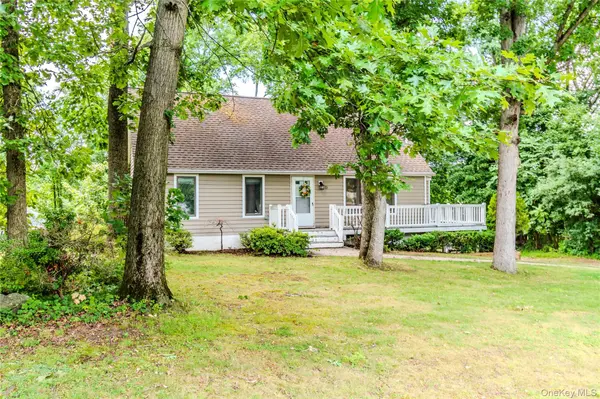 19 Farmstead RD, New Windsor, NY 12553