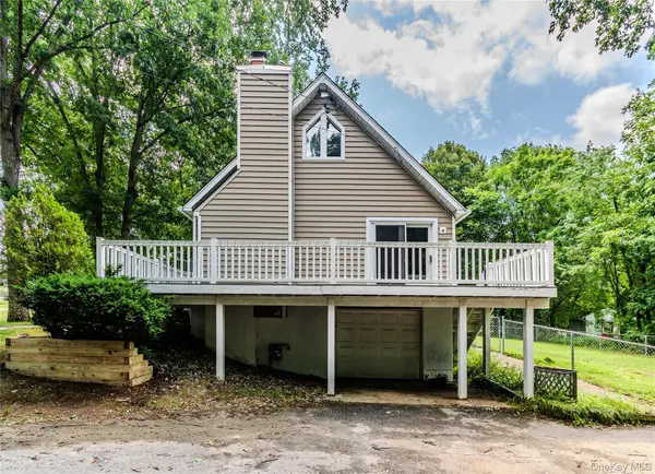 19 Farmstead RD, New Windsor, NY 12553