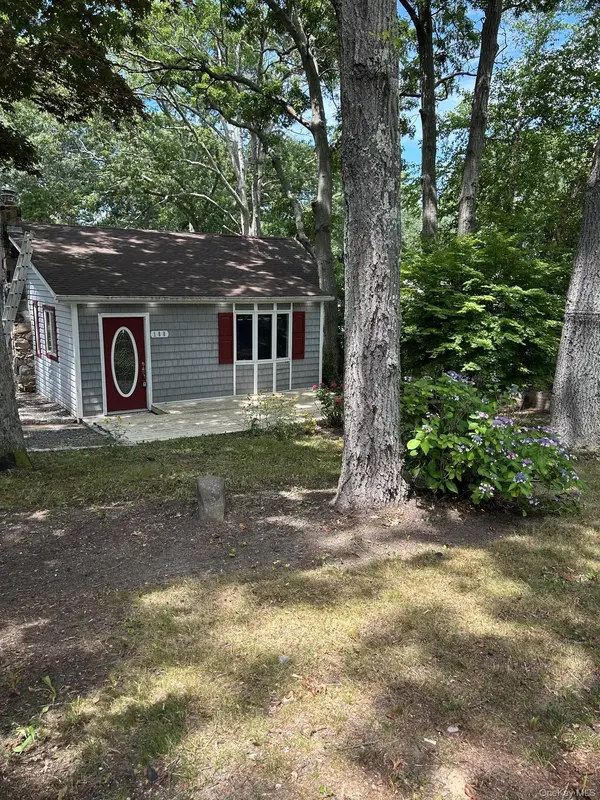 180 Adirondack DR, Selden, NY 11784