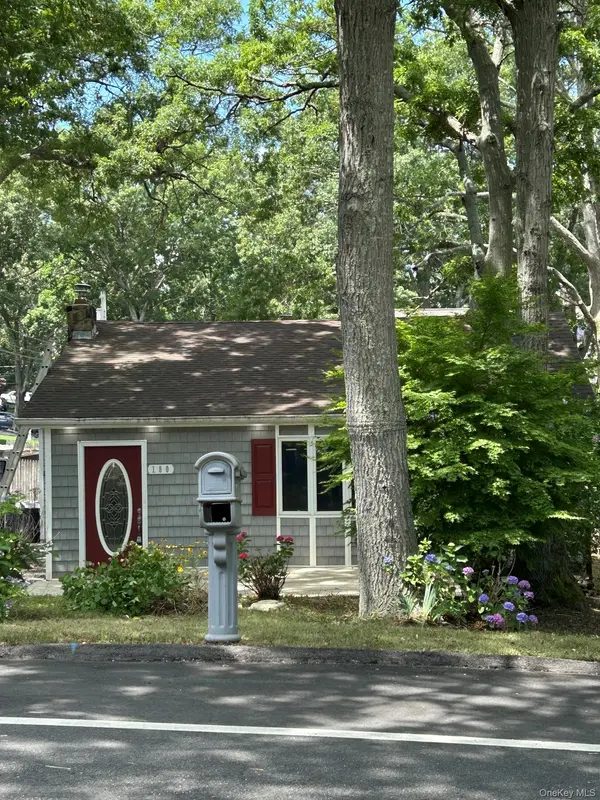 180 Adirondack DR, Selden, NY 11784
