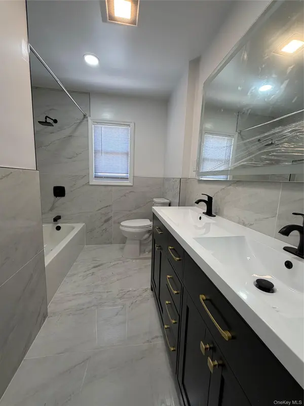 21 Cochran PL, Valley Stream, NY 11581
