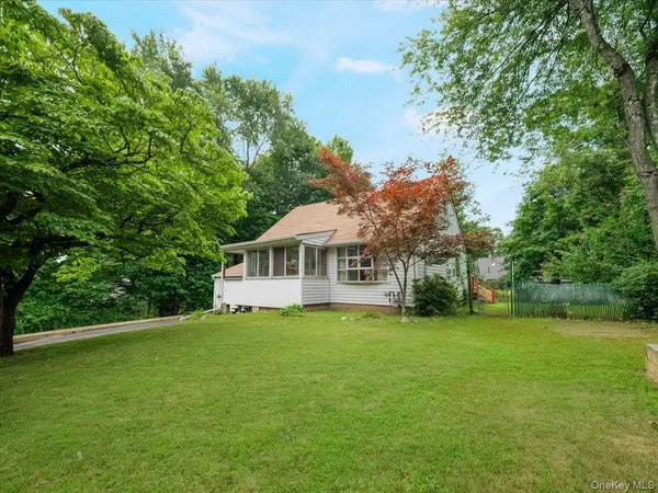 7 Hillaire PL, Nanuet, NY 10954