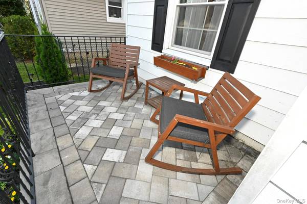 8 Garden AVE, Carle Place, NY 11514