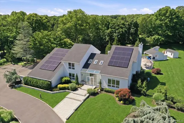 5 Meadow Gate, Saint James, NY 11780
