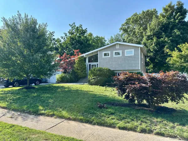 11 Sandalwood DR, Smithtown, NY 11787