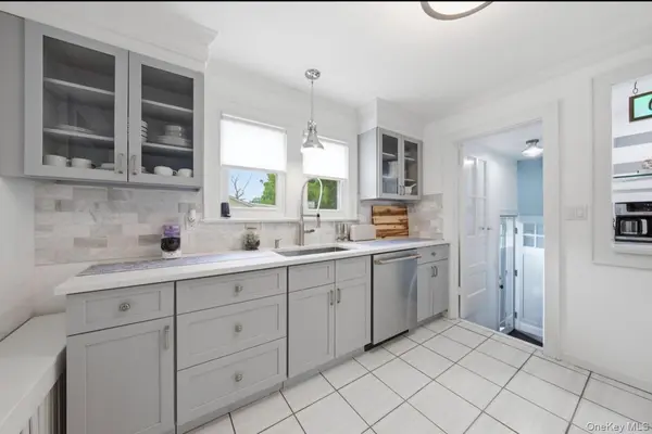 8 Rosewood AVE, Amityville, NY 11701