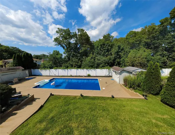29 Sandy Hollow DR, Smithtown, NY 11787