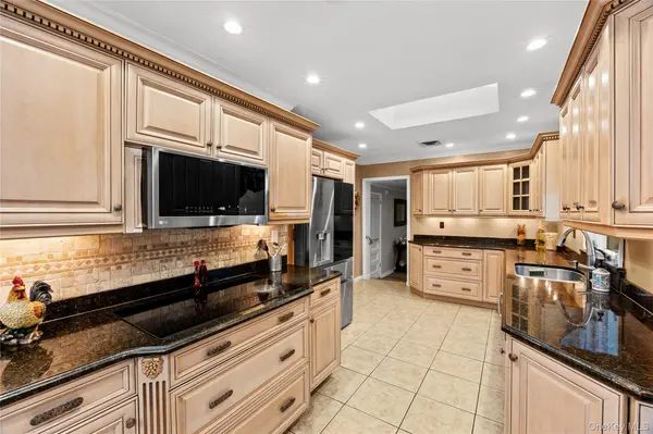 579 Empire AVE, West Babylon, NY 11704