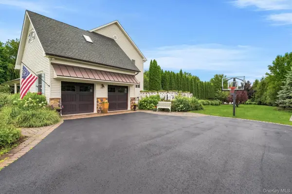 3 Canterbury LN, Warwick, NY 10990
