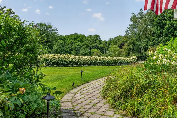 3 Canterbury LN, Warwick, NY 10990