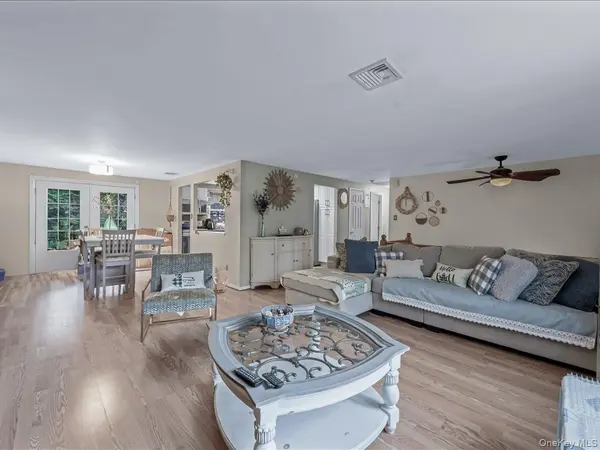 33 Winside LN, Coram, NY 11727