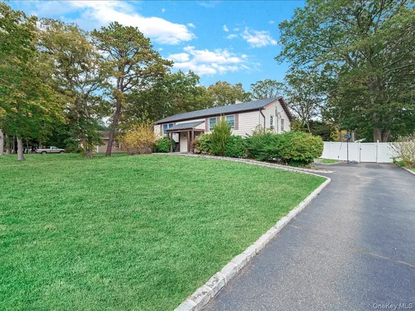 33 Winside LN, Coram, NY 11727