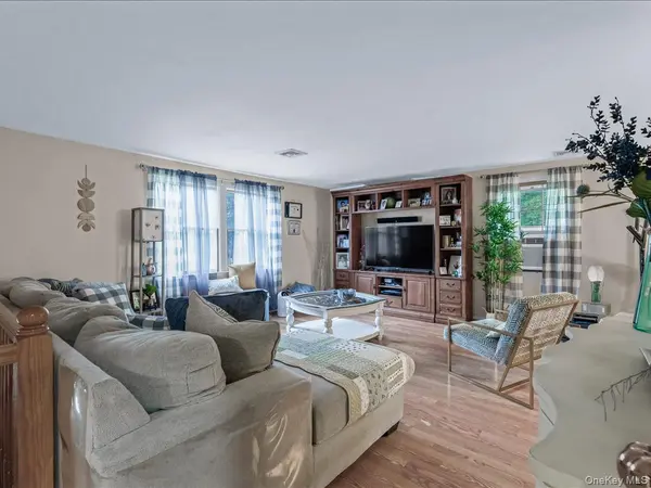 33 Winside LN, Coram, NY 11727