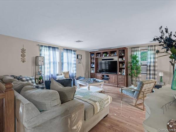 33 Winside LN, Coram, NY 11727