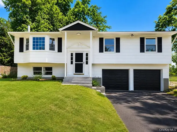 8 Mockingbird LN, Poughkeepsie, NY 12601