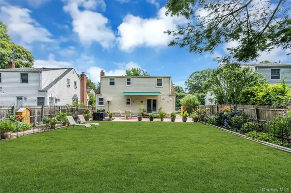 209 Iceland DR, Huntington Station, NY 11746
