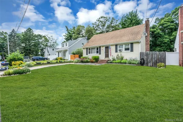 209 Iceland DR, Huntington Station, NY 11746