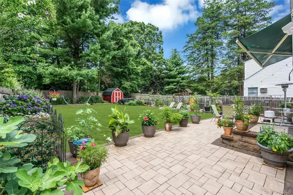 209 Iceland DR, Huntington Station, NY 11746