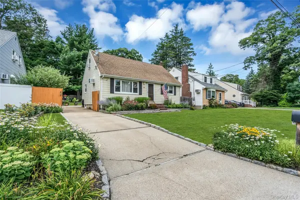 209 Iceland DR, Huntington Station, NY 11746