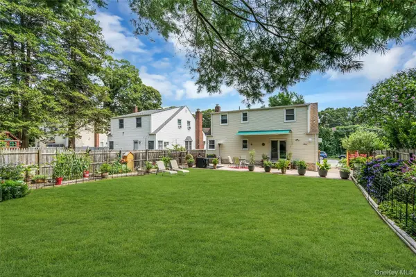 209 Iceland DR, Huntington Station, NY 11746
